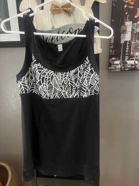 lululemon athletica Black Tank with White Leaf-Print Women’s size 10